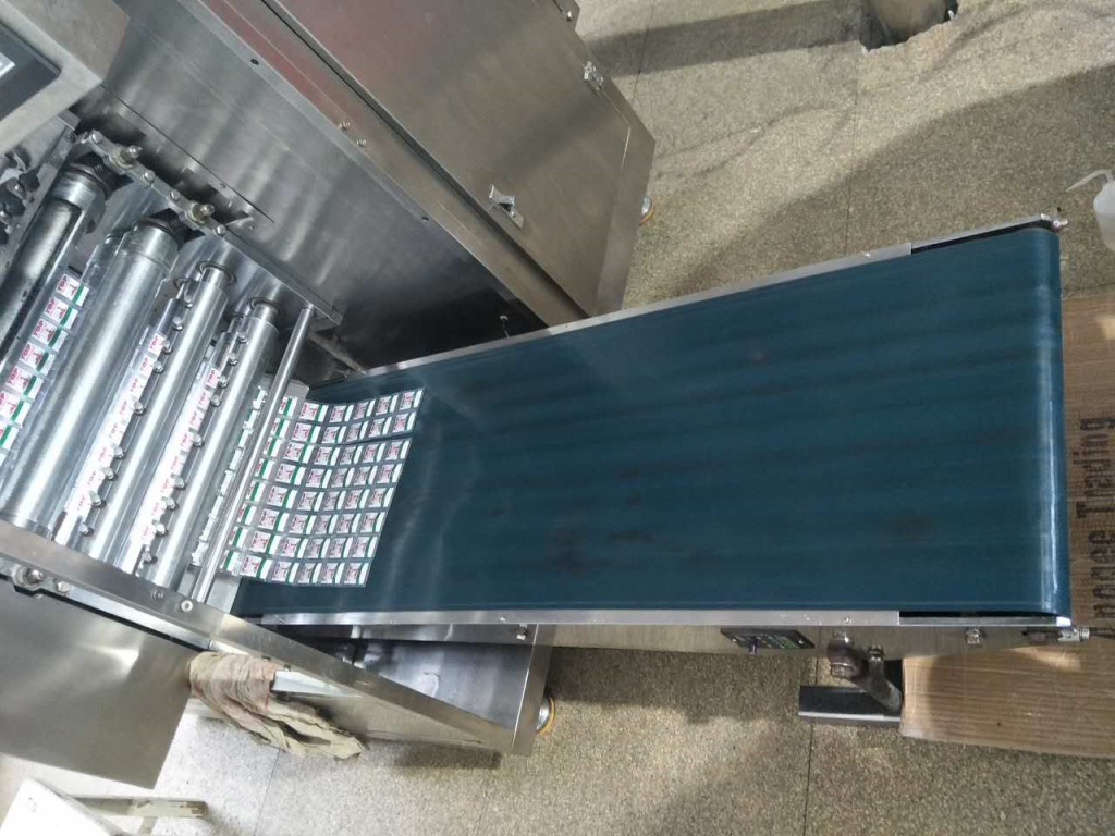 Многопоточный станок для упаковки жидкой продукции в саше DXDO-J500E