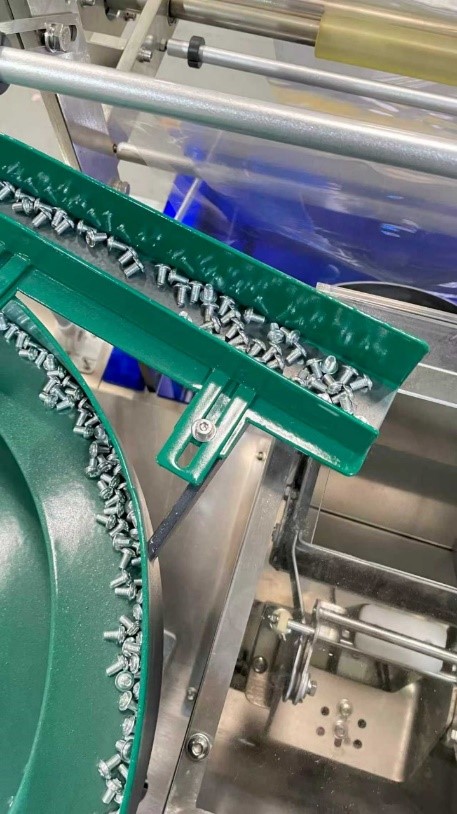 Счетно-фасовочная машина для упаковки метизов по весу HWP-500