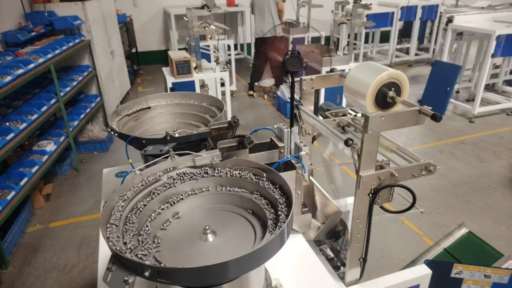 Счетно-фасовочная машина для упаковки метизов LS300