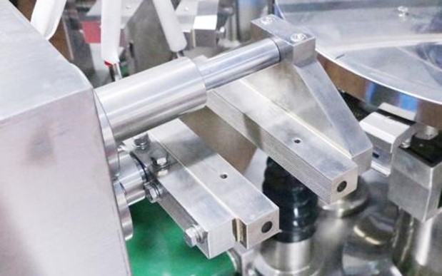 Роторный станок для упаковки штучной продукции в пакеты SW-200