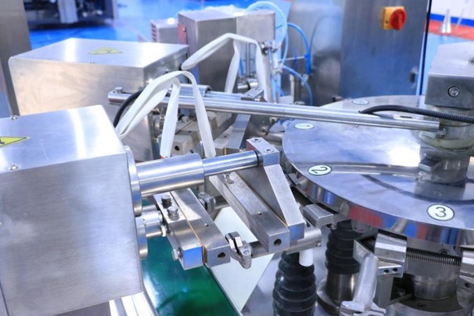 Роторный станок для упаковки штучной продукции в пакеты SW-200