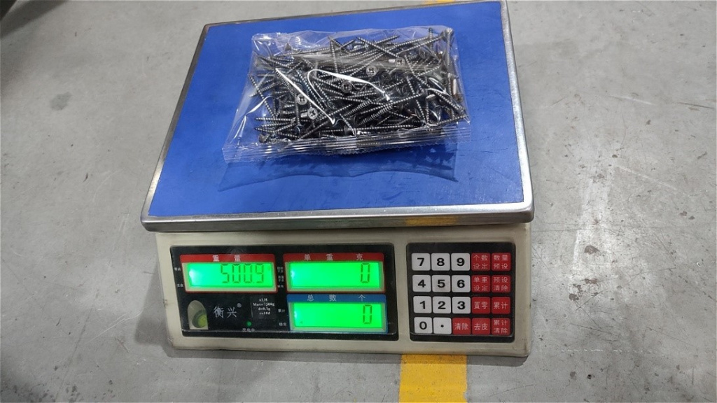 Счетно-фасовочная машина для упаковки метизов по весу HWP-500